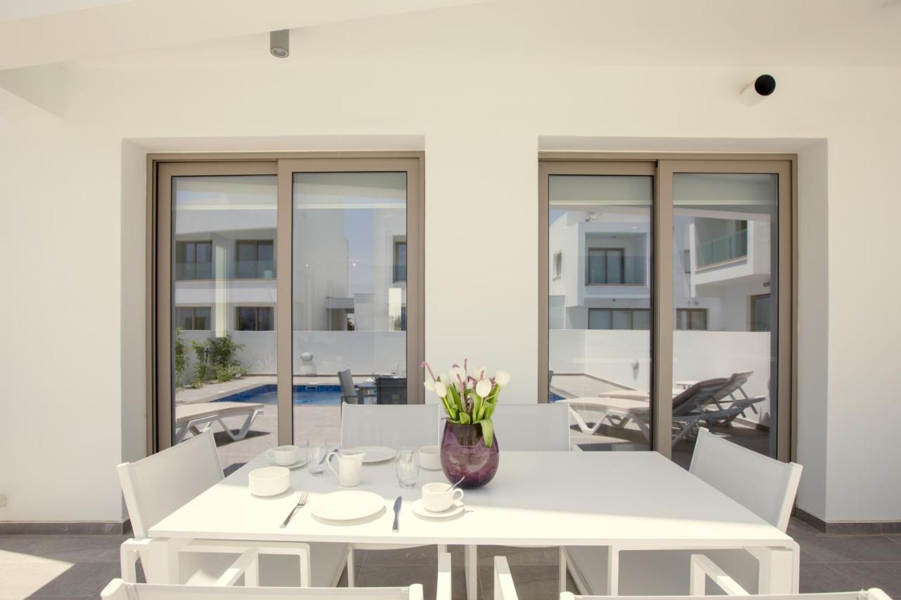 Palm Tree Villas Livadhia Екстериор снимка