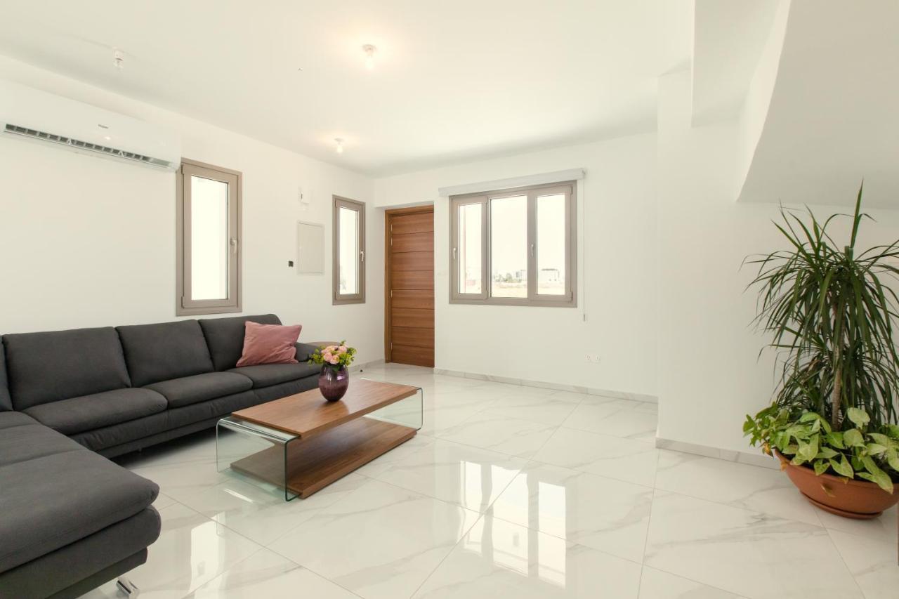 Palm Tree Villas Livadhia Екстериор снимка