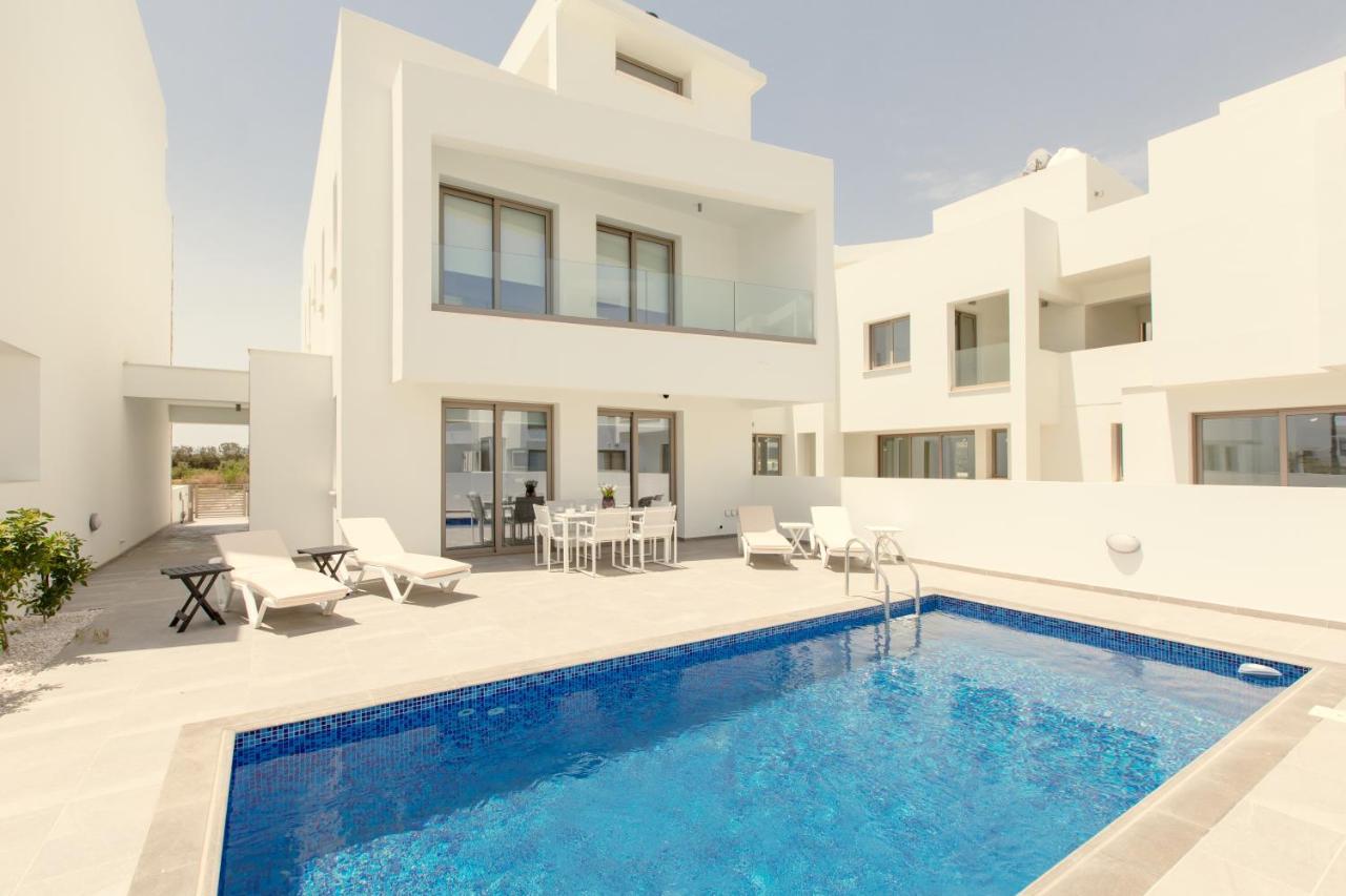 Palm Tree Villas Livadhia Екстериор снимка