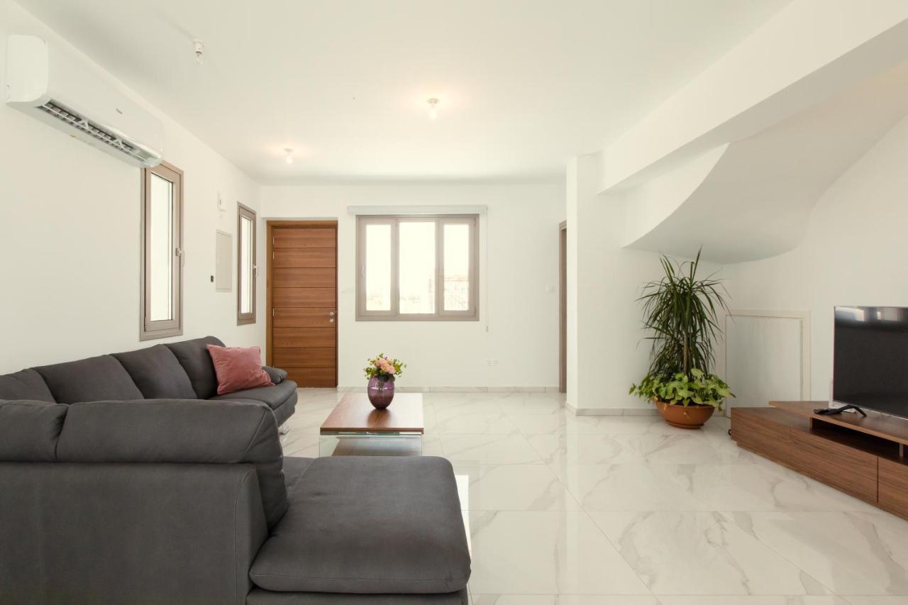 Palm Tree Villas Livadhia Екстериор снимка