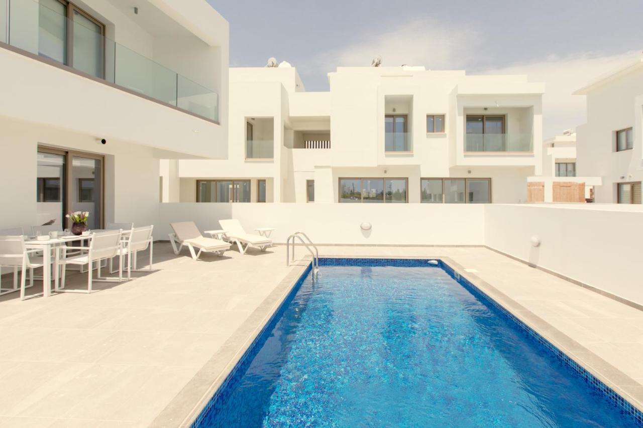 Palm Tree Villas Livadhia Екстериор снимка